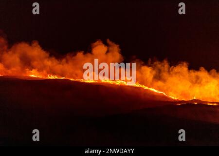 Goleen, West Cork, Irland. 28. Februar 2023. Ein Riesenfeuer brennt heute Abend außer Kontrolle auf einem Berg über Goleen in West Cork. Ab morgen ist es illegal, Vegetation bis zum 1. September zu verbrennen. Das Verbrennen der Vegetation wird durch die Wildlife Acts kontrolliert. Kredit: AG News/Alamy Live News Stockfoto