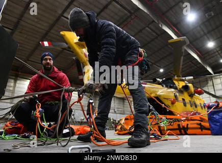 Kanadische Such- und Rettungsteam-Mitglieder, die der 41. Expeditionary Operations Group Practice Rescue Operations Operation Operation in Arktis am Luftwaffenstützpunkt Thule, Grönland, am 22. Januar 2023 zugeteilt wurden. Die Such- und Rettungsteams sind Teil des ca. 225 US-amerikanischen und kanadischen Personals an verschiedenen Standorten in beiden Ländern, das die gemeinsame Operation unterstützt und das erste Mal hervorhebt, dass F-35-Flugzeuge in Grönland eingesetzt werden. Operation Noble Defender ist eine Reihe von seit langem geplanten NORAD-Operationen, mit denen die Fähigkeit und Bereitschaft des Kommandos zur Verteidigung der Vereinigten Staaten und Kanadas gegen Bedrohungen bestätigt werden Stockfoto