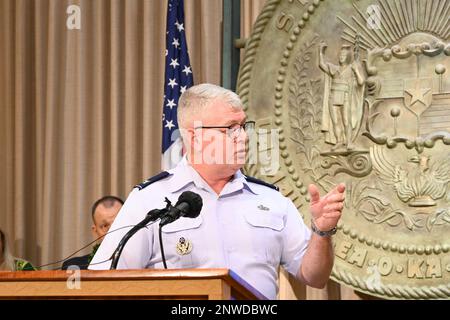 USA Air Force Oberst Michal D. Holliday, Air Force Installation and Mission Support Center, Befehlshaber des 2. Det, beantwortet eine Frage während einer Pressekonferenz im Hawaii State Capitol in Honolulu, Hawaii, am 13. Januar 2023. Die US-Luftwaffe (USAF) pachtete das Land von DHHL im Rahmen eines 25-Jahres-Pachtvertrags mit $40.270 $ jährlich, der am 31. Dezember 2022 auslief. Die USAF nutzte die Lande für Funk- und Kommunikationsgeräte, Installation und Wartung. Stockfoto