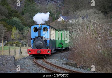 Editorial Snowdonia, Nordwales - 24. Februar 2023: Die Llanberis Lake Railway, die entlang der Nordküste von Llyn Padarn in Nordwales fährt Stockfoto