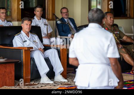 SUVA, Fidschi (31. Januar 2023) ADM. John C. Aquilino, Commander of U.S. Indo-Pacific Command, Left und Mitarbeiter beobachten eine traditionelle Kava-Zeremonie, während sie die Armee der Republik Fidschi, Queen Elizabeth Barracks, besuchen. Die USINDOPACOM hat sich verpflichtet, die Stabilität in der asiatisch-pazifischen Region durch die Förderung der Sicherheitszusammenarbeit, die Förderung einer friedlichen Entwicklung, die Reaktion auf Eventualitäten, die Abschreckung von Aggressionen und, falls erforderlich, Kämpfe um den Sieg. Stockfoto