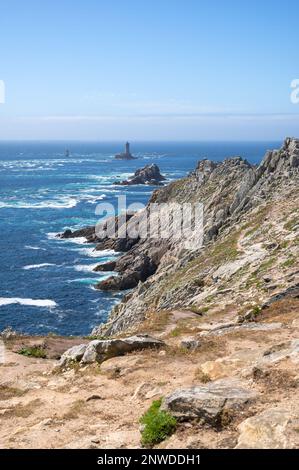 Le phare de la Vieille vu du sentier des douaniers de la pointe du Raz en Bretagne Stockfoto