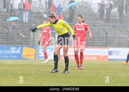 Berlin, Deutschland. 25. Februar 2023. Potsdam, Deutschland, Februar 25 2023 Schiedsrichterin Nadine Westerhoff weist auf eine Strafe während des Frauen-Bundesliga-Spiels zwischen dem 1. FFC Turbine Potsdam gegen den FC Bayern München (Ryan Sleiman/SPP). Kredit: SPP Sport Press Photo. Alamy Live News Stockfoto