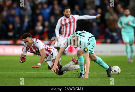 Jacob Brown (links) von Stoke City und Jan Paul van Hecke von Brighton und Hove Albion kämpfen beim fünften Spiel des Emirates FA Cup im bet365 Stadium, Stoke-on-Trent, um den Ball. Foto: Dienstag, 28. Februar 2023. Stockfoto