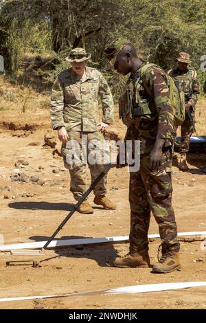 USA Armeeoffizier Isaac Bocanegra, ein Teamleiter der 720. Ordnance Company (Sprengstoffverordnung), beobachtet einen Soldaten der kenianischen Streitkräfte, der während der Ausbildung zur Bekämpfung improvisierter Sprengkörper am 2023 13. Februar 2023 in Isiolo, Kenia, einen Metalldetektor mit Bodensuche verwendet. Angeführt von U.S. Army Southern European Task Force, Africa (SETAF-AF), JA23 vereint die USA Streitkräfte, kenianische Verteidigungskräfte und Partner, um die Bereitschaft für die USA zu stärken Gemeinsame Truppe, Vorbereitung regionaler Partner für Missionen, die von den Vereinten Nationen und der Afrikanischen Union im Auftrag der Vereinten Nationen durchgeführt werden, und Aufstockung der multinationalen Missionen Stockfoto