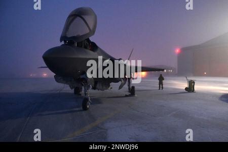 Flugzeuge der 41. Expeditionary Operations Group führen Triebwerksläufe in einem F-35A Lightning II Flugzeug auf der Rampe des Luftwaffenstützpunkts Thule, Grönland, am 26. Januar 2023 durch. Etwa 225 US-amerikanische und kanadische Mitarbeiter an verschiedenen Standorten in beiden Ländern unterstützen die gemeinsame Operation und weisen auf das erste Mal hin, dass F-35-Flugzeuge in Grönland eingesetzt werden. Operation Noble Defender ist eine Reihe von seit langem geplanten NORAD-Operationen, die die Fähigkeit und Bereitschaft des Kommandos zur Verteidigung der Vereinigten Staaten und Kanadas gegen Bedrohungen aus allen Richtungen, in jeder Umgebung und gegen Dämonen validieren Stockfoto