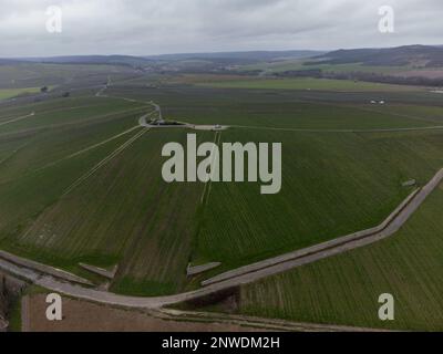 Panoramablick aus der Luft auf die bewölkte Landschaft, hügelige Weinberge in der Nähe des Champagnerdorfes Ay gran Cru bei Epernay, Weinproduktion in Frankreich Stockfoto