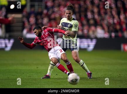 Nahki Wells von Bristol City und Kalvin Phillips von Manchester City (rechts) kämpfen beim fünften Spiel des Emirates FA Cup in Ashton Gate, Bristol, um den Ball. Foto: Dienstag, 28. Februar 2023. Stockfoto