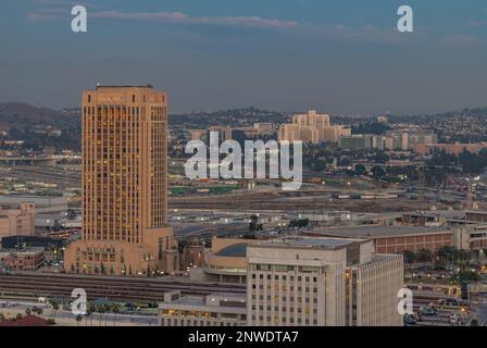 Ein Bild der Los Angeles Union Station bei Sonnenuntergang, mit dem University of Southern California Health Sciences Campus im Hintergrund. Stockfoto