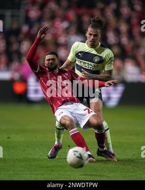 Nahki Wells von Bristol City und Kalvin Phillips von Manchester City (rechts) kämpfen beim fünften Spiel des Emirates FA Cup in Ashton Gate, Bristol, um den Ball. Foto: Dienstag, 28. Februar 2023. Stockfoto
