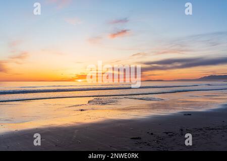 Magischer Sonnenuntergang am Carpinteria State Beach - Kalifornien Stockfoto