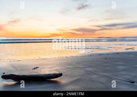 Magischer Sonnenuntergang am Carpinteria State Beach - Kalifornien Stockfoto