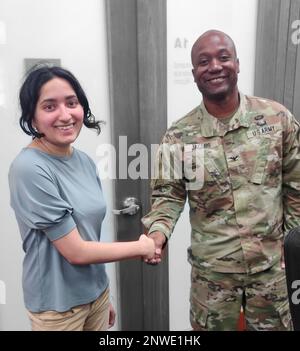 USA ARMEEKOLLEGE Brian Jacobs, USAG Fort Hamilton Commander, erkennt Pallavi Prayaga, Umweltschutzspezialistin, Angestellte der Direktion für öffentliche Arbeiten, am 14. Februar 2023 mit einer Kommandeur als Teamkollegen des Monats in Fort Hamilton an. Prayaga wurde für ihre fortlaufenden Bemühungen zur Einhaltung des Umweltprogramms der Direktion, die Besetzung der derzeit unbesetzten Position als Umweltleiterin sowie für ihr anhaltendes Engagement und Engagement für die Gemeinde Fort Hamilton ausgezeichnet. Prayaga arbeitet seit drei Jahren bei Fort Hamilton, mit zwei dieser Jahre als Praktikant Stockfoto