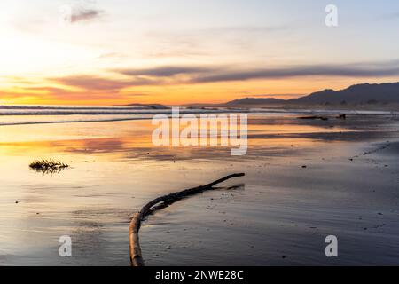 Magischer Sonnenuntergang am Carpinteria State Beach - Kalifornien Stockfoto