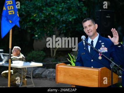 Chief Master Sgt. James Kenwolf ging am 5. Februar 2023 in den Ruhestand auf der Joint Base Pearl Harbor-Hickam, Hawaii. Kenwolf war der Einsatzleiter der 48. Flugzeughafenstaffel und verantwortlich für die Entsendung von Personal für den weltweiten Betrieb von Flugterminals zur Unterstützung von Notfalleinsätzen, Übungen, Unit-Umzügen und ausländischen humanitären Hilfs- oder Katastropheneinsätzen. Er begann seinen Dienst am 05. März 1990 -- und wird am 28. Februar in Rente gehen mit 32 Jahren engagierter Arbeit. Stockfoto