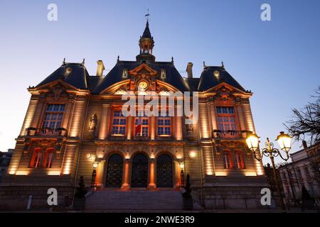 Das Suresnes Rathaus bei Nacht. Es handelt sich um eine französische Gemeinde des Departements Hauts-de-seine in der Region Ile-de-France. Stockfoto