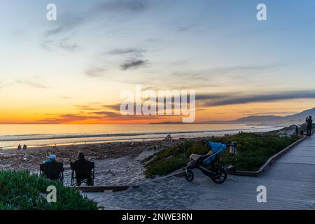 Magischer Sonnenuntergang am Carpinteria State Beach - Kalifornien Stockfoto