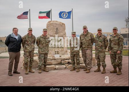 USA Air Force General Mark Kelly, Commander des Air Combat Command, und Command Chief Sgt. John Storms, ACC, posieren für ein Foto mit der Führung des Air Expeditionary Wing 386. vor „The Rock“ während einer Tour auf dem Luftwaffenstützpunkt Ali Al Salem, Kuwait, 15. Februar 2023. AASAB ist die USA Das Theaterportal des Zentralkommandos; ist dafür verantwortlich, Ressourcen und Fähigkeiten weiter in den Zuständigkeitsbereich zu bringen, während die Vereinigten Staaten ihre dauerhafte Präsenz in der AOR verstärken. Stockfoto