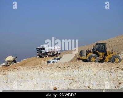 Gizeh, Ägypten, Januar 26 2023: Steinbrüche in Bergen und Wüsten in Ägypten, die Steine, Kalkstein und Felsen mit Baggern abbauen und auf Fla beladen Stockfoto