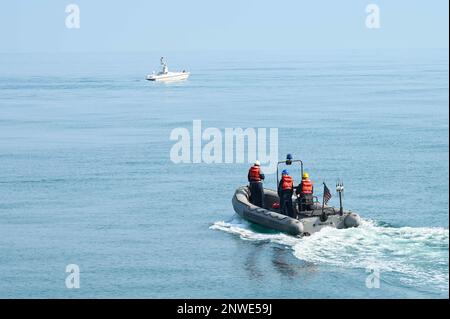 230122-N-ZA692-1334 SEELEUTE AUS DEM ARABISCHEN GOLF (22. Januar 2023), die dem Küstenschiff USS Monsoon (PC 4) zugeteilt sind, nähern sich einem unbemannten Oberflächenschiff L3 Harris Arabian Fox MAST-13 im Arabischen Golf, Januar 22. Monsun wird im US-Flottengebiet 5. eingesetzt, um die Sicherheit und Stabilität der Seeschifffahrt im Nahen Osten zu gewährleisten. Stockfoto