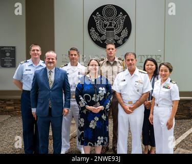 SUVA, Fidschi (31. Januar 2023) ADM. John C. Aquilino, Commander of U.S. Indo-Pacific Command, Mitte-Rechts, trifft sich mit Botschafterin Marie Damour, Mitte-Links, und Mitarbeitern der USA Botschaft nach Fidschi. Die USINDOPACOM hat sich verpflichtet, die Stabilität in der asiatisch-pazifischen Region durch die Förderung der Sicherheitszusammenarbeit, die Förderung einer friedlichen Entwicklung, die Reaktion auf Eventualitäten, die Abschreckung von Aggressionen und, falls erforderlich, Kämpfe um den Sieg. Stockfoto