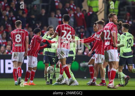 Bristol, Großbritannien. 28. Februar 2023. Beim Emirates FA Cup Fifth Round Match Bristol City gegen Manchester City bei Ashton Gate, Bristol, Vereinigtes Königreich, am 28. Februar 2023 (Foto von Gareth Evans/News Images) in Bristol, Großbritannien, am 2./28. Februar 2023 werden für beide Spieler die Stimmung hoch. (Foto: Gareth Evans/News Images/Sipa USA) Guthaben: SIPA USA/Alamy Live News Stockfoto