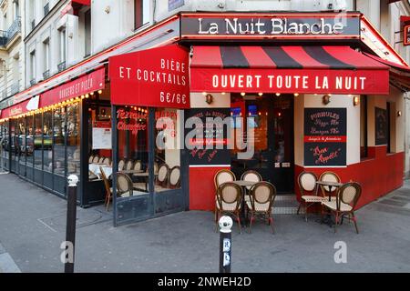 Paris, Frankreich - 27. Februar 2023 : La Nuit Blanche ist ein traditionelles französisches Restaurant . Es liegt am Boulevard de Clichy, nahe dem Moulin Rouge und Stockfoto