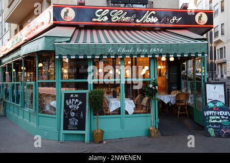 Paris, Frankreich - 27 . Februar 2023 : Außenansicht des berühmten historischen Nachtclubs Le Chat Noir im Künstlerviertel Montmartre von Pa Stockfoto