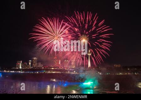 Feuerwerk über den Niagarafällen im Sommer bei Nacht auf der US-amerikanischen Seite der Grenze. Stockfoto