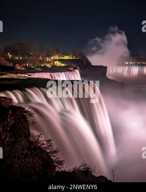 Nächtliche Ausblicke an den Niagarafällen in den USA. Stockfoto