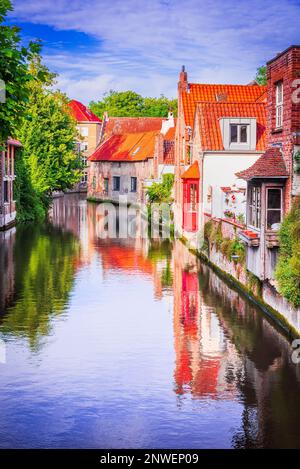 Brügge, Belgien. Malerische Häuser, die sich auf ruhige Wasserkanäle spiegeln und ihm den Spitznamen „Venedig des Nordens“ verliehen haben. Diese mittelalterliche flämische Stadt ist es Stockfoto