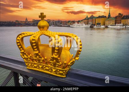 Stockholm, Schweden. Skeppsholmsbron (Skeppsholm-Brücke) mit seiner berühmten Goldenen Krone. Stockfoto