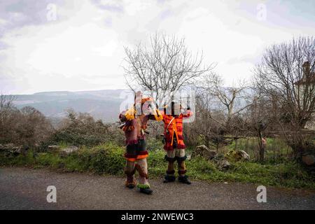 Vila Boa de Ousilhao, Portugal. 21. Februar 2023. Feierliche, als Teufel verkleidete Feiern während der Karnevalsfeier in Vila Boa de Ousilhao. Vila Boa de Ousilhao ist ein kleines Dorf, das im Tras-os-Montes-Gebirge (im Norden Portugals) verloren ist und die alte Tradition des Karnevals (Entrudo) bewahrt. Feierliche trugen Teufelsmasken aus Holz und durchstreifen das Dorf auf der Suche nach Spaß. (Credit Image: © Hugo Amaral/SOPA Images via ZUMA Press Wire) NUR ZUR REDAKTIONELLEN VERWENDUNG! Nicht für den kommerziellen GEBRAUCH! Stockfoto