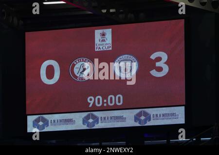 Bristol, Großbritannien. 28. Februar 2023. Auf der großen Leinwand wird die 0-3-Punktzahl während des Fünfjahresspiels des Emirates FA Cup Bristol City gegen Manchester City am Ashton Gate, Bristol, Großbritannien, 28. Februar 2023 (Foto von Gareth Evans/News Images) in Bristol, Großbritannien, am 2./28. Februar 2023 angezeigt. (Foto: Gareth Evans/News Images/Sipa USA) Guthaben: SIPA USA/Alamy Live News Stockfoto