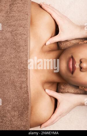 Masseurin massiert Brust und Schultern einer jungen Frau, Blick von oben Stockfoto