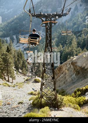 Mount San Antonio, Kalifornien, USA - Juli 31 2017 - Besucher steigen vom Mount Baldy mit dem Sugar Pine Chair Lift Nr. 1 ab Stockfoto