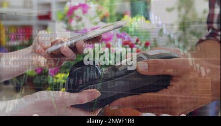 Bild der Datenverarbeitung und Diagramme zur manuellen Bezahlung mit dem Smartphone Stockfoto