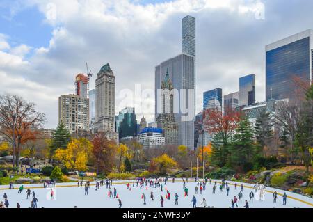 Stadt New York City im Dezember, Winterzeit auf der Eislaufbahn im Central Park am blauen Himmel, wolkiger, unberührter Tag. Stockfoto