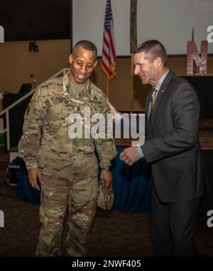 USA Army Command Sgt. Major Clarence Raby (links), der einsatzbereite Reservebereichsführer Sergeant Major der 1. Infanteriedivision und Fort Riley, spricht mit 15. Sergeant Major der Army Daniel A. Dailey (rechts) während einer nicht kommissionierten Offiziersinduktionszeremonie in Victory Hall, Fort Riley, Kansas, 26. Januar 2023. Die NCO-Einführungszeremonien sind eine Feier der neu beförderten Soldaten, die dem NCO-Korps beitreten, und betonen und bauen auf dem Stolz des Korps auf. Stockfoto