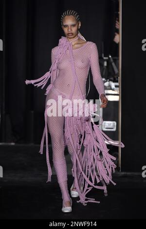 Paris, Frankreich. 27. Februar 2023. Models auf dem Laufsteg der Vaquera-Modenschau während der Herbst Winter 2023 Kollektionen Fashion Show auf der Paris Fashion Week in Paris, Frankreich am 27 2023. Februar. (Foto: Jonas Gustavsson/Sipa USA) Guthaben: SIPA USA/Alamy Live News Stockfoto