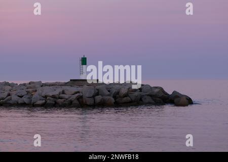 Digue et phare du Port de Solenzara en Corse, mer et arrière-Plan Rosenpastellfarben Stockfoto