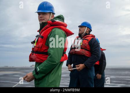 Boatswain’s Mate Seaman Apprentice Jacob Collins aus Walker, Texas, dem erstklassigen Flugzeugträger USS Gerald R. Ford (CVN 78), deck Department, mans A Line während einer Wiederauffüllung auf See mit USNS Patuxent (T-AO 201), zugewiesen, 10. Februar 2023. Ford ist im Atlantik unterwegs und führt Beförderungsqualifikationen durch. Stockfoto