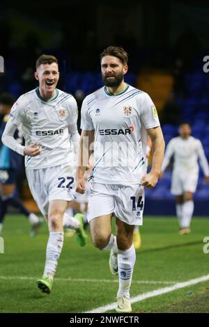 Birkenhead, Großbritannien, 28. Februar 2023 28., Jordan Turnbull von Tranmere Rovers feiert sein Ziel, es beim Sky Bet League 2 Spiel Tranmere Rovers vs Crawley Town in Prenton Park, Birkenhead, Großbritannien, 1-0 2023 zu schaffen (Foto: Phil Bryan/Alamy Live News) Stockfoto