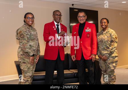 Mitglieder des African American Heritage Committee verleihen Mitgliedern des Tuskegee Airmen Wilson V. Eagleson-Kapitels während eines Tuskegee Airmen-Rundtisches am Seymour Johnson Air Force Base, North Carolina, am 3. Februar 2023 Anerkennung. Die Veranstaltung fand zu Ehren des Black History Month statt und gab den Teilnehmern Gelegenheit, sich mit den ehemaligen Militärmitgliedern zu treffen. Stockfoto