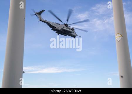 230203-N-VJ326-1584 PAZIFIK (3. Februar 2023) – Ein CH-53 Super-Hallion-Hubschrauber, der dem Marine Heavy Helicopter Squadron (HMH) 486 zugeteilt wurde, fliegt während der eintägigen Kreuzfahrt mit Freunden und Familie am 3. Februar 2023 über dem amphibischen Angriffsträger USS Tripoli (LHA 7). Tripolis beherbergt mehr als 500 Familienmitglieder und Freunde, um die Fähigkeiten des Schiffes zu demonstrieren. Tripolis ist ein Amphibienschiff der amerikanischen Klasse, das in San Diego Homeportiert ist. Stockfoto