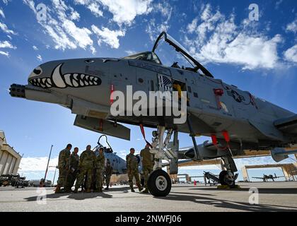 USA Air Force Airmen inspiziert einen A-10 Thunderbolt II von der 924. Fighter Group während des 4. Quartals der Crew Chief Competition der 355. Maintenance Group am Luftwaffenstützpunkt Davis-Monthan, Ariz., 6. Januar 2023. Die Besatzungschefs wurden auf ihre Kenntnisse über die A-10 getestet, während ihr Flugzeug auf Sauberkeit und dekorative Elemente überprüft wurde. Stockfoto