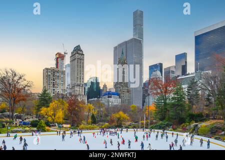 Stadt New York City im Dezember, Winterzeit auf der Eislaufbahn im Central Park am blauen Himmel, wolkiger, unberührter Tag. Stockfoto