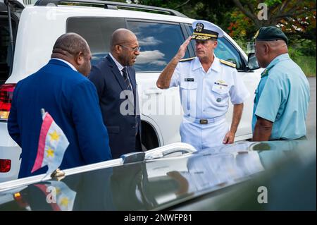 PORT MORESBY, Papua-Neuguinea (30. Januar 2023) ADM. John C. Aquilino, Commander of U.S. Befehlshaber der indopazifischen Streitkräfte, begrüßt Papua-Neuguineas Verteidigungsminister Win Bakri Daki, Verteidigungsminister John Akipe und kommissarischer Befehlshaber der Streitkräfte (Gebiet Lae) Oberstleutnant Bruno Malau in den Murray Barracks. Die USINDOPACOM hat sich verpflichtet, die Stabilität in der asiatisch-pazifischen Region durch die Förderung der Sicherheitszusammenarbeit, die Förderung einer friedlichen Entwicklung, die Reaktion auf Eventualitäten, die Abschreckung von Aggressionen und, falls erforderlich, Kämpfe um den Sieg. Stockfoto