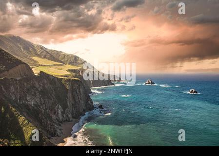 Die legendären Ausblicke vom Big Sur in Kalifornien im Sommer. An der pazifikküste aufgenommen. Stockfoto