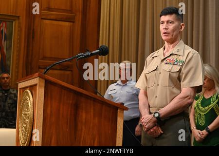 USA Marinekorps, Generalmajor Mark Hashimoto, Mobilisierungsassistent des Kommandanten, USA Indo-Pacific Command, beantwortet eine Frage während einer Pressekonferenz im Hawaii State Capitol in Honolulu, Hawaii, 13. Januar 2023. Die US-Luftwaffe (USAF) pachtete das Land von DHHL im Rahmen eines 25-Jahres-Pachtvertrags mit $40.270 $ jährlich, der am 31. Dezember 2022 auslief. Die USAF nutzte die Lande für Funk- und Kommunikationsgeräte, Installation und Wartung. Stockfoto